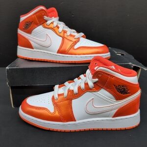 Nike Air Jordan 1 Mid SE Boys Sneaker Shoes Size 4.5Y Metallic Orange DM4228 800